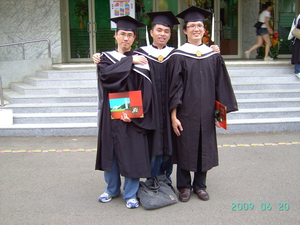 20090620清華大學畢業典禮：肅毓、淳益、健倫03.JPG