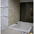 凱薩-景觀客房外景浴池.jpg