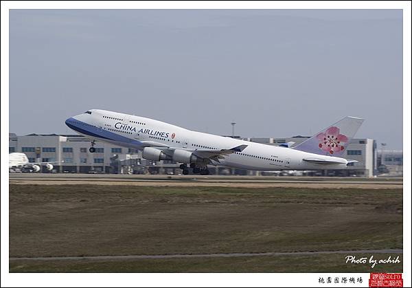 中華航空B-18215客機03.jpg