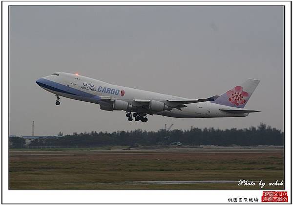 中華航空B-18715貨機.jpg