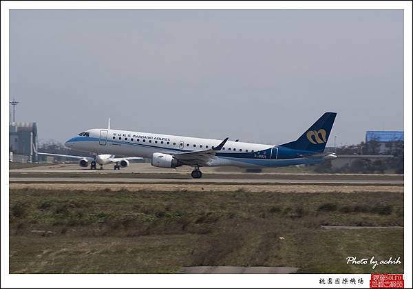 華信航空B-16821客機02.jpg