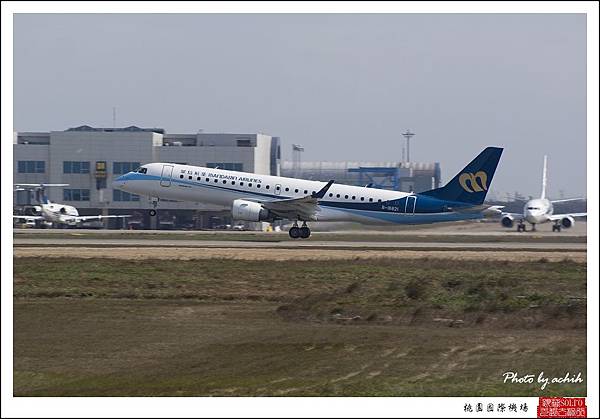 華信航空B-16821客機03.jpg