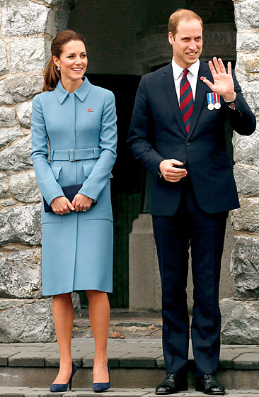 1397139570_kate-middleton-prince-william-waving-560