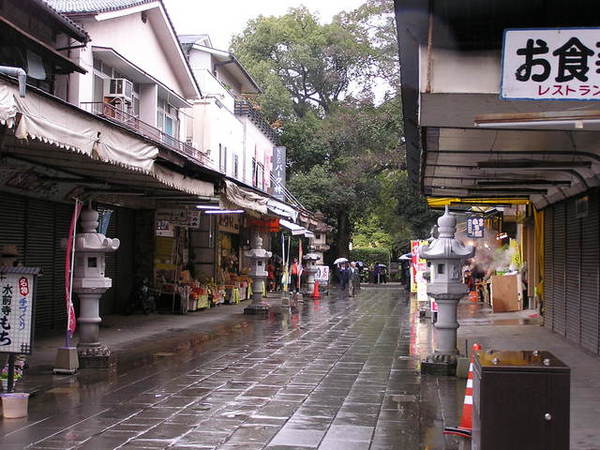 出水神社前的商店街