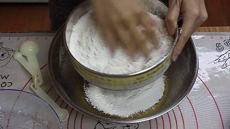 2 將第一紫攪拌均勻後 加入過篩的麵粉.jpg 2 將第一紫攪拌均勻後 加入過篩的麵粉.jpg