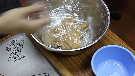6 揉好的姜餅團 用保鮮膜包好放置冷藏一小時.jpg 6 揉好的姜餅團 用保鮮膜包好放置冷藏一小時.jpg