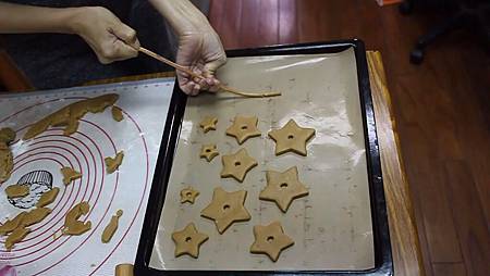 12 把吸管內的薑餅擠出來.jpg 12 把吸管內的薑餅擠出來.jpg