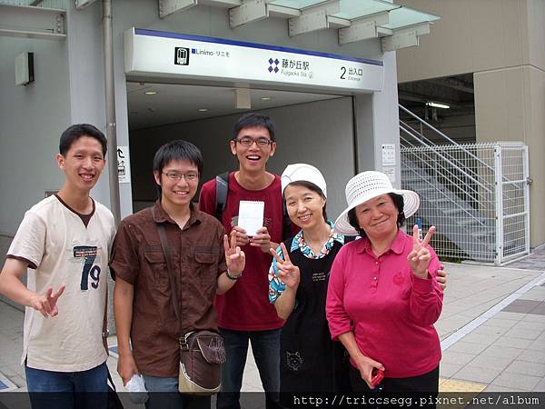 右一為熱心歐巴桑