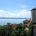 這是個緊連湖的小鎮，"Meersburg" 這個字的意思是"Burg on the Lake"