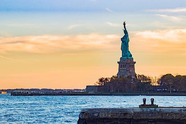 Statue-liberty-seen-from-afar.jpg