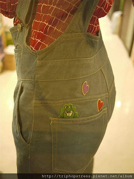 Hearts, A Frog and Dungarees 愛心、青蛙、吊帶褲 