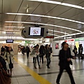 新宿繁忙的車站.JPG