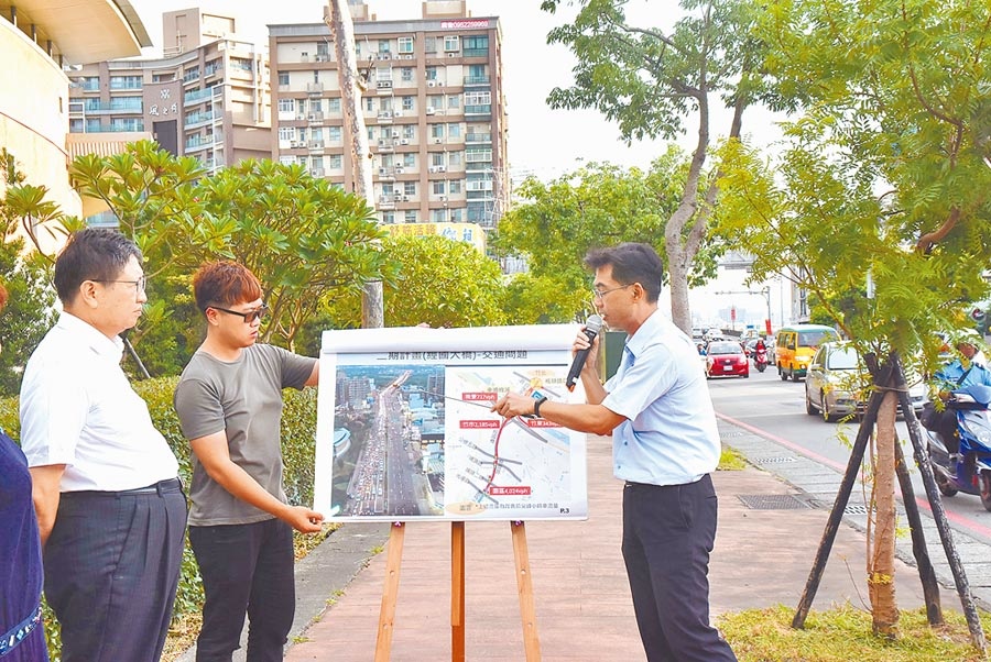 新竹縣長楊文科（左一）12日在竹北市自強南路、文興路口，了解「新竹縣市交通號誌控管連動竹北至園區經國橋廊帶智慧交通改善計畫」1、2期成果。.jpg