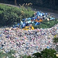 新竹縣竹東鎮垃圾場露天堆置的垃圾超過2000噸，地方擔心下雨會流出污水污染民生用水水源。1.jpg