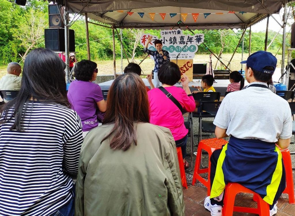 2019 竹東秋之小鎮嘉年華 昨天在頭前溪河濱生態公園盛大展開🎊 現場聚集千位熱情民眾在綠蔭環繞的步道，用健走開啟活動的序幕🚶🏼‍♂️👣  手作市集及黃金市集非常受歡迎 看見好多朋友開心地做著手作及逛著農特產和美食攤位😋  參與野餐的民眾可以在美麗的場地愜意地和家人朋友吃秋日微光餐盒💕  另外還有舞台區的音樂嘉年華🎶 客語及華語等好聽的歌曲一首接一首，讓人心情相當的愉悅~  謝謝昨天到現場參與活動的好朋友們，很高興能和您一起感受竹東美好的秋日時光唷~