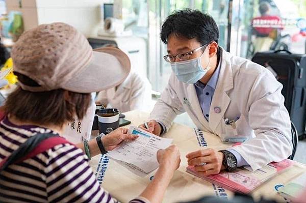 中醫大新竹附醫「寵愛守護揪媽咪健康園遊會」，5月7日下午在遠百竹北店7樓客家古厝舉辦，當天將提供骨密檢測、四癌篩檢、中醫養身健康衛教諮詢等服務.jpg