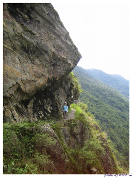 027.從山壁中鑿出的路.JPG