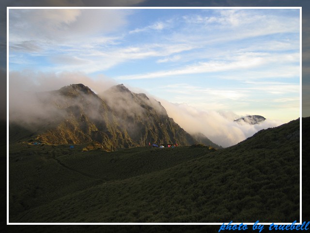 雲氣從山下湧上來