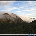 雲氣從山下湧上來