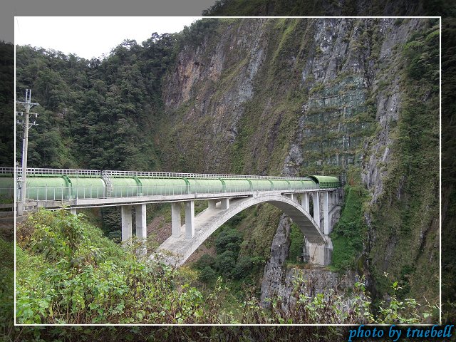 水管穿過山壁通到日月潭