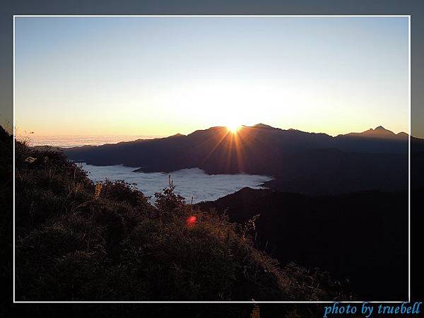 太陽從南湖大山後面冒出來