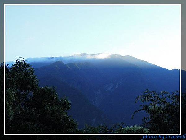 早晨太陽照在山頭