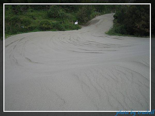 飆沙就是坐車從這滑下去