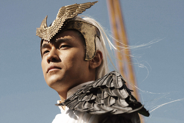 周杰倫飾演世外高人武神,滿頭白髮、頭頂金冠、身披翼甲、造型超凡入聖.jpg 周杰倫飾演世外高人武神,滿頭白髮、頭頂金冠、身披翼甲、造型超凡入聖.jpg