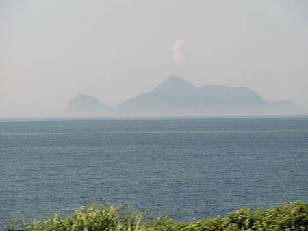 搭乘區間車眺望的龜山島