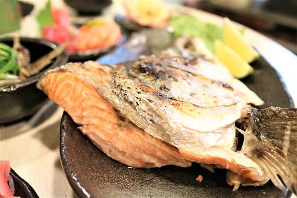 《南港船屋》野生海釣一夜乾，崁仔頂新鮮生魚片丼飯