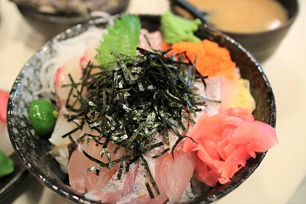 《南港船屋》野生海釣一夜乾，崁仔頂新鮮生魚片丼飯