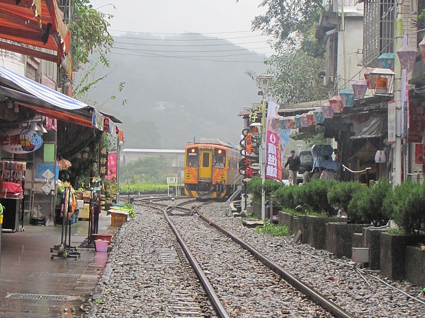 平溪特殊景觀兩旁道路的中間是鐵道.jpg