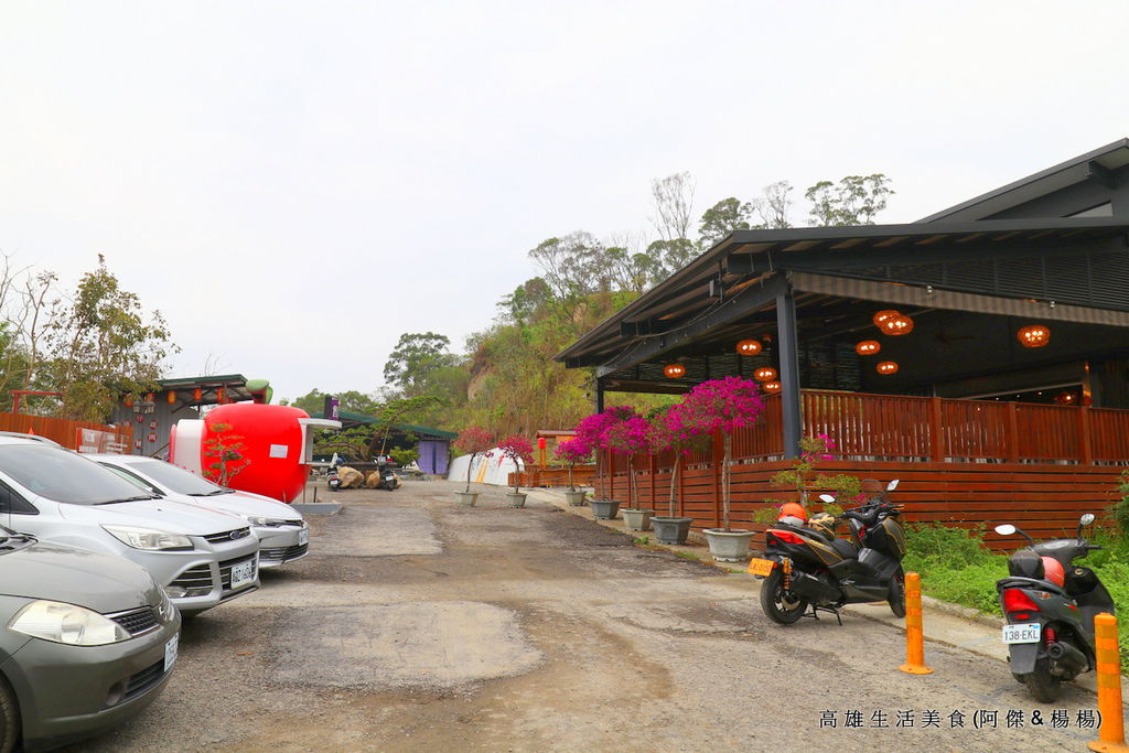 高雄景點 無名咖啡 喝杯咖啡來壺茶 俯瞰義大世界 夜賞摩天輪 還能玩水 戲沙 吃桶仔雞 溜小孩 楊楊 阿傑的生活美食