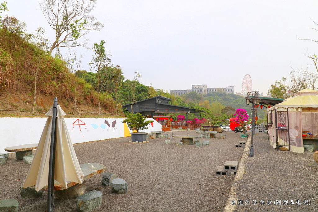 高雄景點 無名咖啡 喝杯咖啡來壺茶 俯瞰義大世界 夜賞摩天輪 還能玩水 戲沙 吃桶仔雞 溜小孩 楊楊 阿傑的生活美食