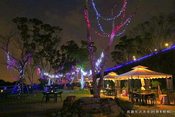 高雄景點 無名咖啡 喝杯咖啡來壺茶 俯瞰義大世界 夜賞摩天輪 還能玩水 戲沙 吃桶仔雞 溜小孩 楊楊 阿傑的生活美食