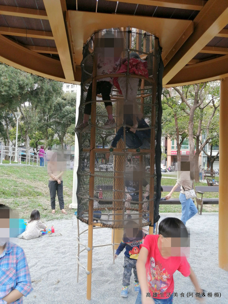 高雄特色公園 全新啟用 結合攀爬網攀岩板3公尺高低平台 戲砂坑 山訓冒險 塗鴉牆等遊具的共融式公園 福山公園
