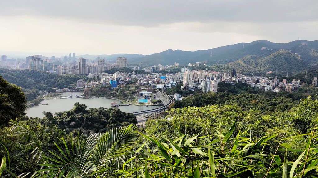 康樂山親山步道眺望大湖公園.jpg
