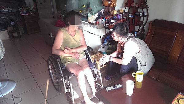 社工家訪瞭解病友家裡的狀況並提供協助.jpg 社工家訪瞭解病友家裡的狀況並提供協助.jpg