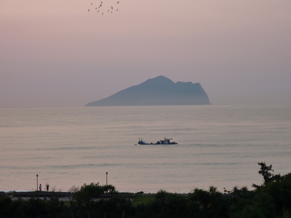 遠眺落日中的龜山島_1