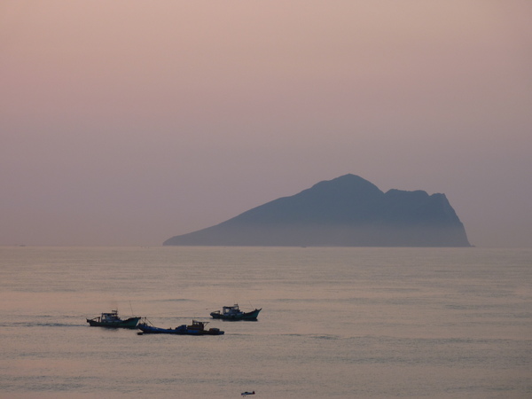 遠眺落日中的龜山島_4