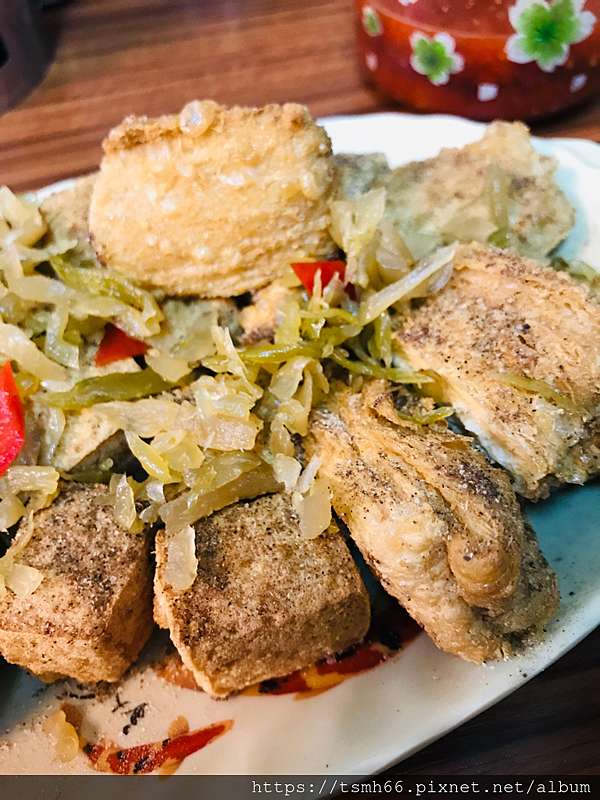 金香臭豆腐 高雄鳳山美食 外內嫩的鹽酥豆包香氣十足的紅燒臭豆腐獨家金香臭臭麵晚餐消夜好選擇 Eddie蚵蚵魚 金香臭豆腐 高雄鳳山美食 外內嫩的鹽酥豆包香氣十足的紅燒臭豆腐獨家金香臭臭麵晚餐消夜好選擇 Eddie蚵蚵魚