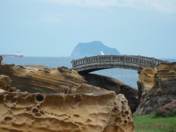 岩石、小橋、遠山