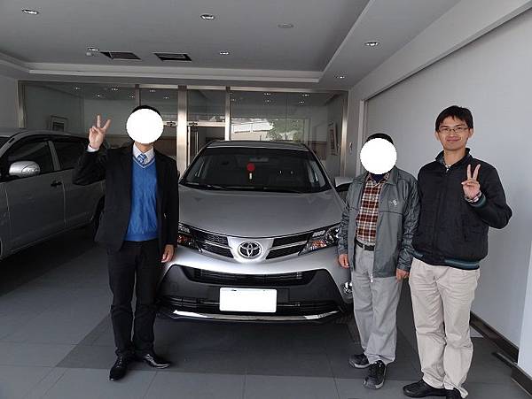 老爸的新玩具TOYOTA RAV4交車了(1)