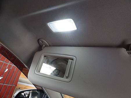 RAV4更換全車室內LED燈模組(12).JPG