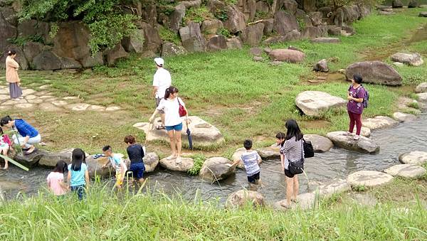 可走水道步道(也可走上方的綠草步道)