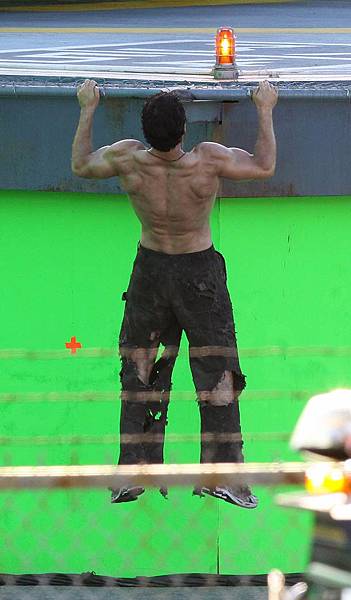 superman-actor-henry-cavill-does-an-on-set-workout-during-the-filming-of-man-of-steel-pic-splash-959970694