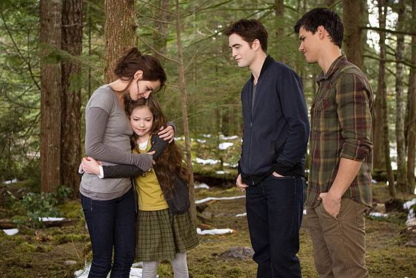 Kristen-stewart-mackenzie-foy-twilight-breaking-dawn-part-2