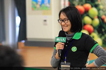 拿麥克風講課的我