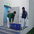 阿良和Monkey幫忙搬球提供野手練習.JPG