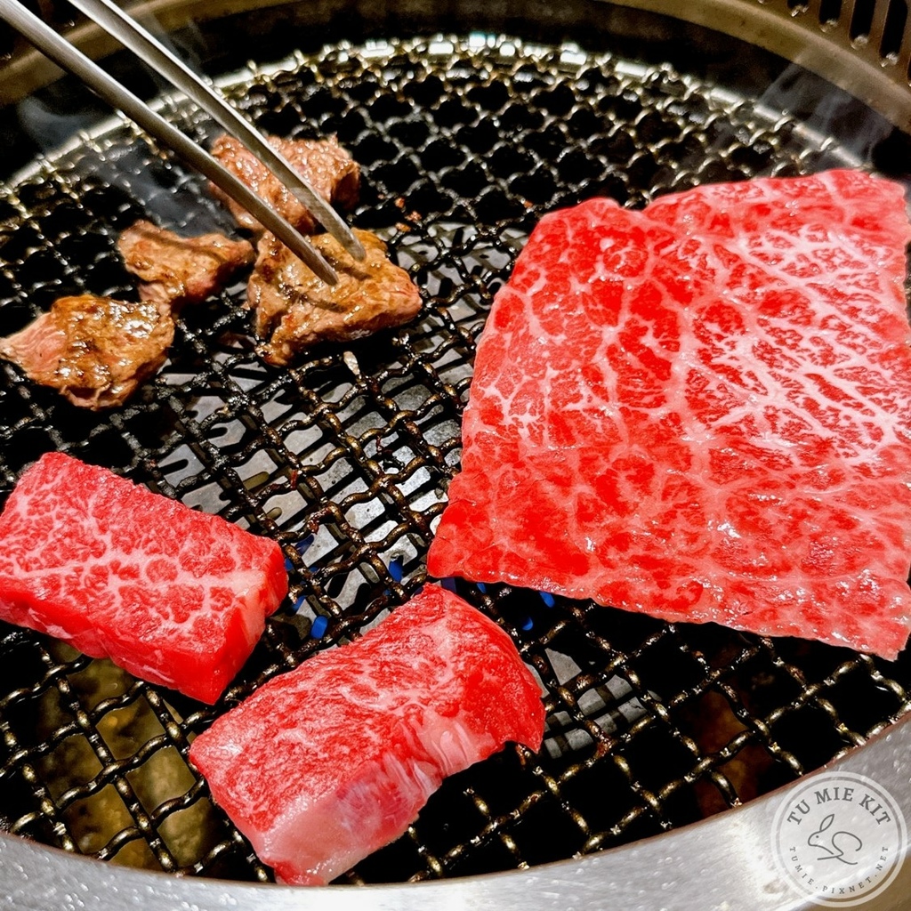 肉屋橫丁和牛燒肉放題燒肉中.jpg